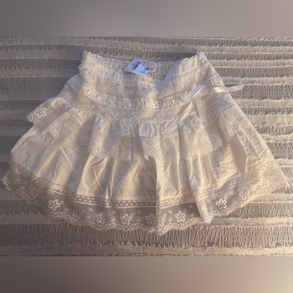 Elegant White Lace Skirt - Picture 2 of 3